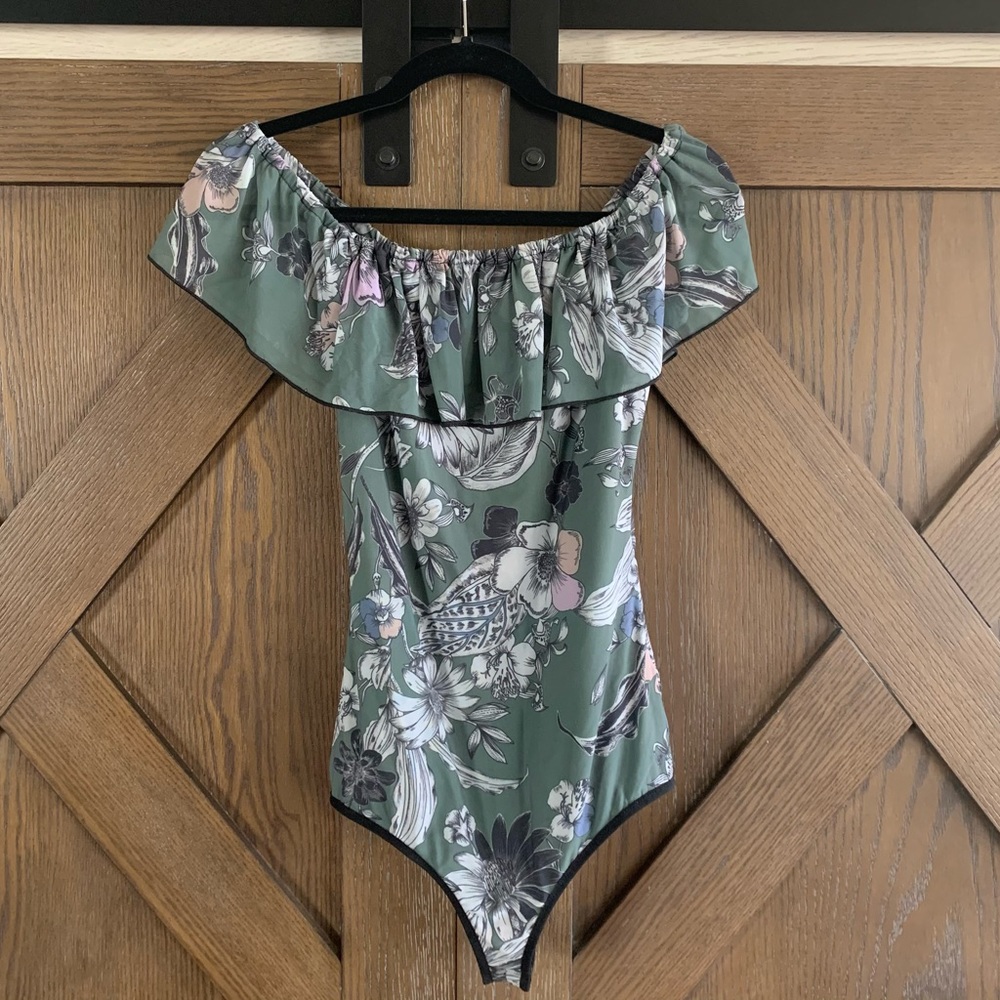 bebe | Sage floral Bodysuit